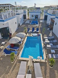 an overhead view of a pool with chairs and umbrellas at Thea's Bungalow in Costinesti