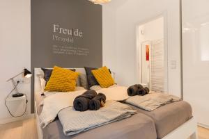 a bed with pillows on top of it in a room at Mola Apartments- Trendiges Apartment in der City-Nähe Dortmund-Terrasse-3 Gäste-WLAN in Herdecke