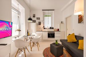 a living room with a couch and a kitchen at Mola Apartments- Trendiges Apartment in der City-Nähe Dortmund-Terrasse-3 Gäste-WLAN in Herdecke