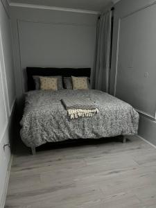 ein Bett mit Bettdecke und Kissen in einem Schlafzimmer in der Unterkunft Petruccio in Zrenjanin