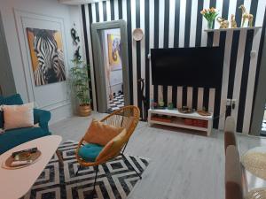 ein Wohnzimmer mit Sofa und Fernseher in der Unterkunft Petruccio in Zrenjanin