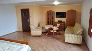 a room with a bedroom with a table and chairs at U Mateusza 607-737-859 Widok na Jezioro Solińskie in Polańczyk +32 photos