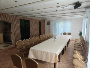 a conference room with a long table and chairs at Žangrija in Verbiškis