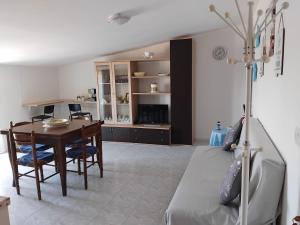 a living room with a table and a bed at Casa Climatizzata Marina di Pisticci-Marconia in Marconia