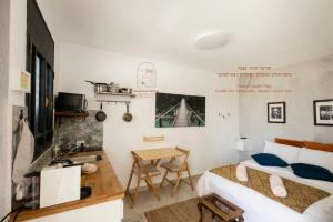 a small room with a bed and a desk at Sun, Mountain & Adventure in Arad