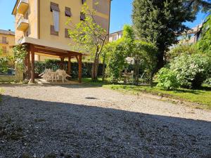 a gravel driveway in front of a building at Casetta in Centro in Città di Castello
