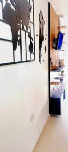 a room with a wall with a map of the world on it at Apart del Centro 03 cochera opcional in Santa Fe