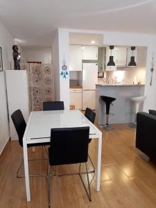 a white table and chairs in a living room at Namaste in Sesimbra