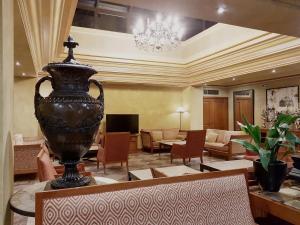 un grand vase assis sur une table dans le hall dans l'établissement Hotel Pamplona Villava, à Villava