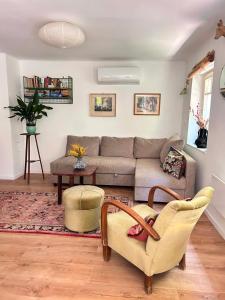 a living room with a couch and two chairs at KIS CINKE Guesthouse in Tahitótfalu