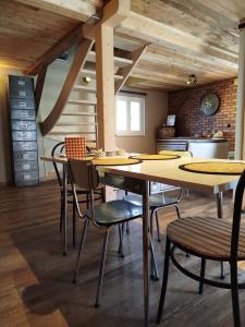 a room with tables and chairs in a kitchen at Le fenil du Grand Dormeur - Chambres d'hôtes in Bischoffsheim