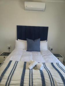 a bedroom with a bed with two towels on it at Charming Cottage for Getaways in Empangeni