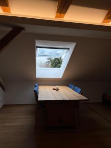 a wooden table in a room with a window at Studio-Style Apartment in Spreenhagen