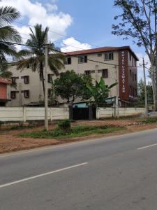 a building on the side of a road at Hotel Gateway Inn in Kushālnagar