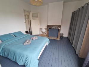 a bedroom with a bed with two towels on it at Spacieux duplex familial proche Dunkerque et plage in Coudekerque-Branche