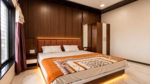 a bedroom with a large bed in a room at Garbat valley view Matheran in Matheran +11 photos