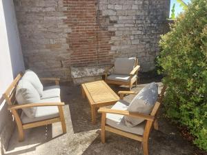a group of chairs and tables on a patio at L'Étape Bourguignonne (proche Beaune et Chalon) in Sermesse