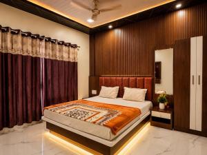 a bedroom with a large bed in a room at Garbat valley view Matheran in Matheran