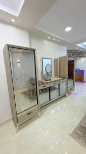 a room with a display case with a mirror at Fadi house in Abū Kabīr