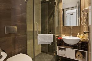 Koupelna v ubytování Hanoi La Storia Hotel