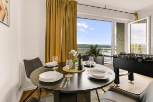 a dining room with a table and a large window at MOLA Apartments - Panoramablick, Balkon, 5 Pers, Bahnhofsnähe, Parkplatz in Herdecke