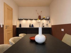 a vase sitting on a table in a room at Malerweg Residenz in Pirna