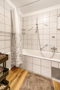 a bathroom with a tub and a shower at MOLA Apartments - Panoramablick, Balkon, 5 Pers, Bahnhofsnähe, Parkplatz in Herdecke +33 photos