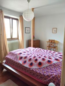 a bedroom with a large bed with a pink cover at Villa Cares - Pension mit Tischtennis in Cares