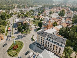 eine Luftaufnahme einer Stadt mit einem Gebäude in der Unterkunft Central Square in Tuzla + 18 Fotos