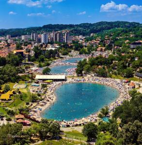 eine Luftaufnahme eines Strandes in einer Stadt in der Unterkunft Central Square in Tuzla