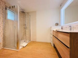 a bathroom with a shower and a sink at L'Accalmie - Résidence calme, Plein centre, Plain pied in Crest +23 photos