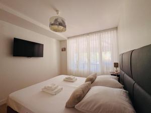 a bedroom with a large bed with towels on it at L'Accalmie - Résidence calme, Plein centre, Plain pied in Crest