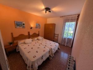 a bedroom with two beds and a window at Casa Doro in Escalona