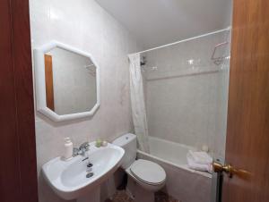 a bathroom with a sink and a toilet and a tub at Casa Doro in Escalona +3 photos