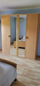 Spiegelbild eines Schlafzimmers mit Bett und Spiegel in der Unterkunft Bratica Domaća in Ulcinj