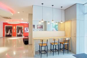 Kuchyň nebo kuchyňský kout v ubytování Red Planet Ortigas