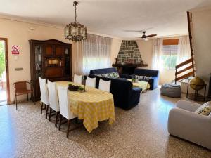 a living room with a table with chairs and a couch at Casa Verna Jacuzzi y Barbacoa in Murcia