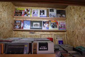 a bunch of books sitting on a shelf at 民泊豊久 in Nigō