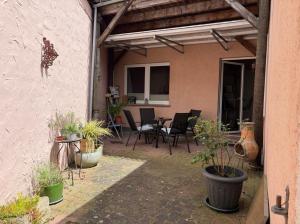a patio with potted plants and a table and chairs at Ferienwohnung im Ort in Röbel