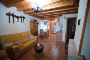 a living room with a couch and a table at Casa Rural La Celestina in Navalmoro