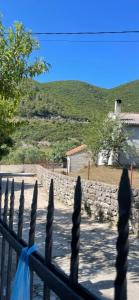 ein Zaun vor einer Steinmauer in der Unterkunft Bratica Domaća in Ulcinj