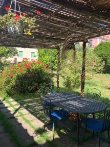 ein Tisch und Stühle unter einer Holzpergola in der Unterkunft Nido Mediterraneo in Procida