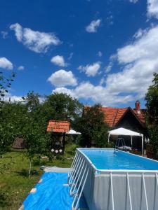 a swimming pool in a yard with a blue sky at Ordinacija pod šljivom in Pirot