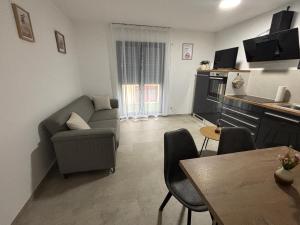 a small living room with a couch and a table at Ferienwohnung Mina in Münsingen