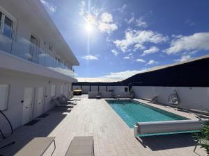 a swimming pool on the side of a building at Lagoon Suits in San Borondón
