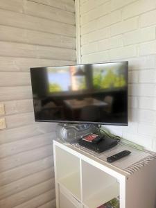 a flat screen tv sitting on top of a tv stand at Schwedenhaus am See in Storfors