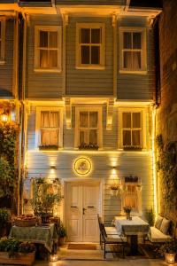 a building with a table and chairs in front of it at Hill House butik in Istanbul