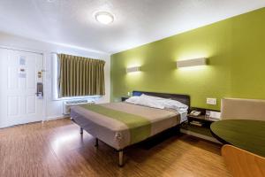 um quarto com uma cama e uma mesa num quarto em Motel 6 San Rafael em San Rafael