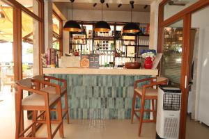 eine Bar mit zwei Stühlen und einem Tresen in einem Restaurant in der Unterkunft Balay Isabel in San Juan