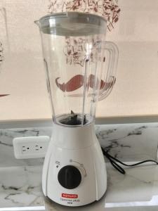 a white blender sitting on top of a counter at Suite La Frontera in Tulcán